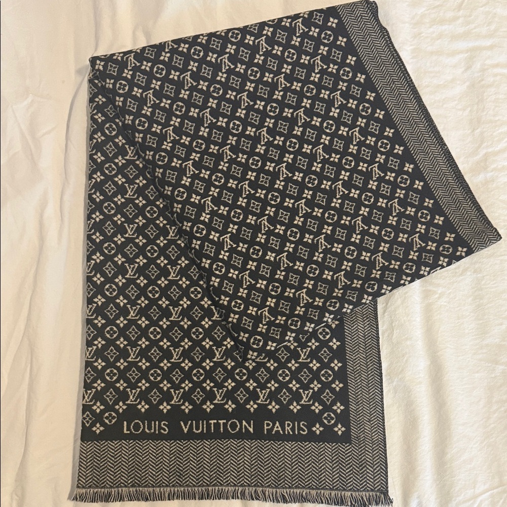 Louis Vuitton Monogram Black and Cream Scarf